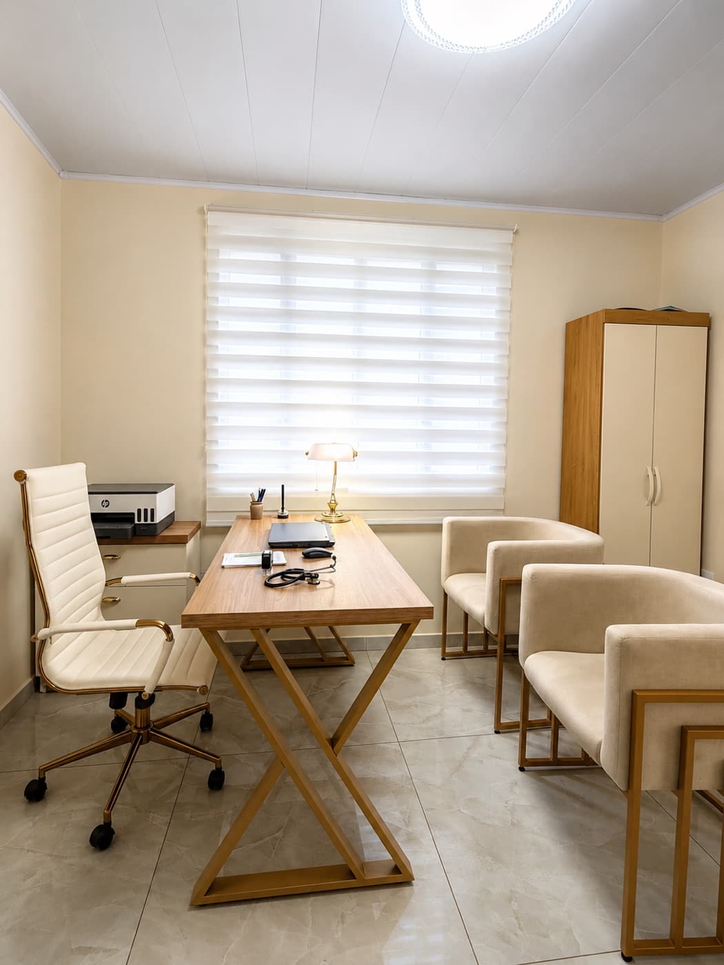 Sala de atendimento com mesa de madeira, estetoscópio e poltronas