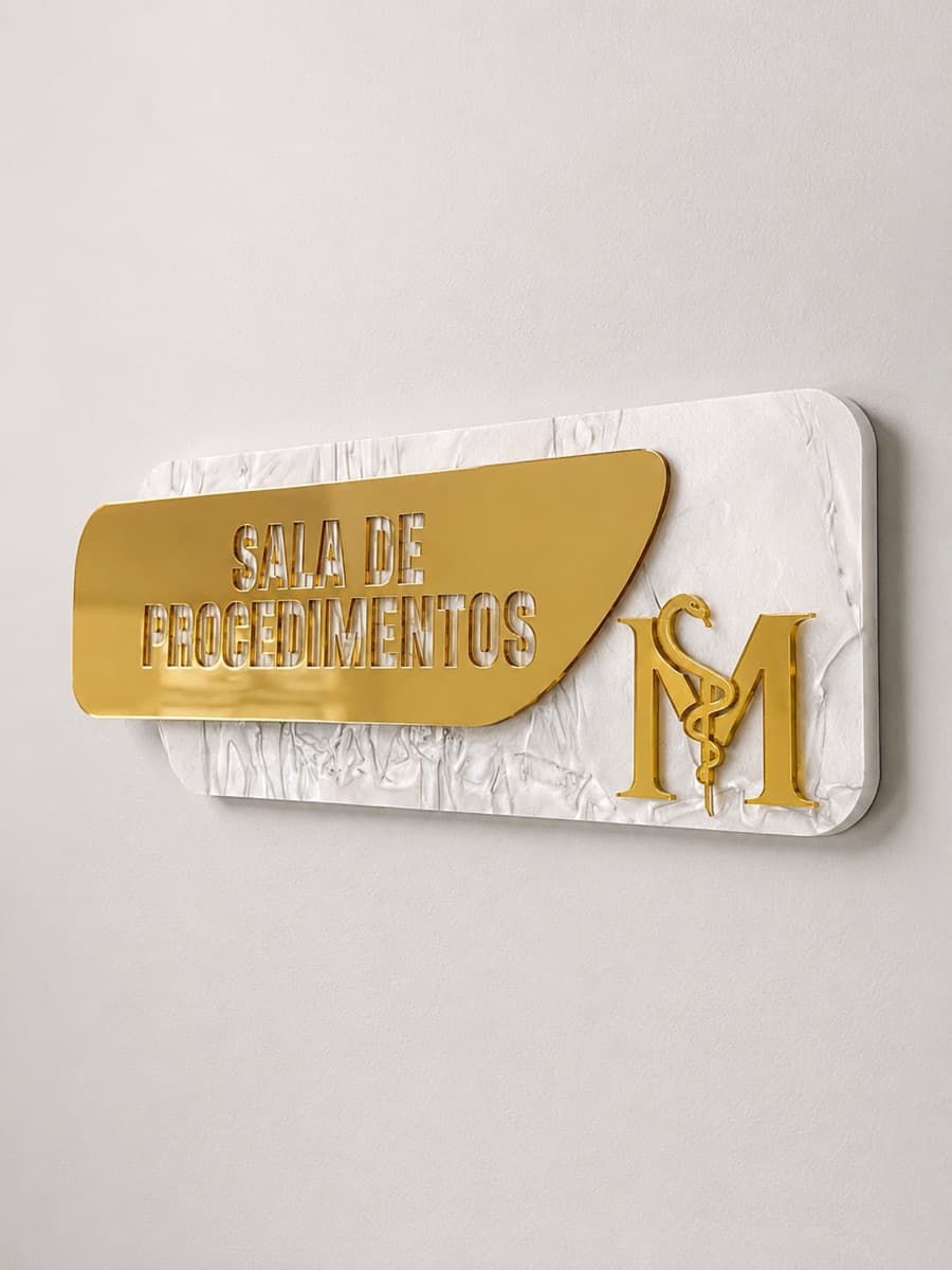 Placa do consultório em dourado com o monograma do Dr. Matheus Antonio